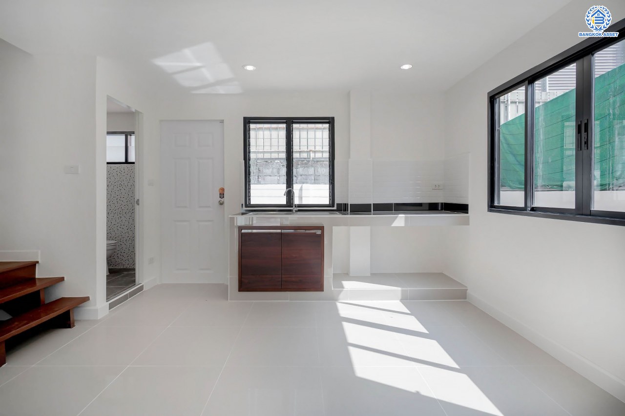 บ้านมือสองตกแต่งใหม่ ทาวน์เฮ้าส์ทำเลโซนเมือง! โครงการ เกร็ดแก้วการ์เด้น รัตนาธิเบศร์ ที่สุดของความคุ้ม! เนื้อที่ 32 ตร.ว. ฟังก์ชันระดับบ้านเดี่ยว 3 ห้องนอน 3 ห้องน้ำ 2 ที่จอดรถ ใกล้ทางด่วน "งามวงศ์วาน" และรถไฟฟ้าสายสีม่วง "สถานีบางกระสอ"